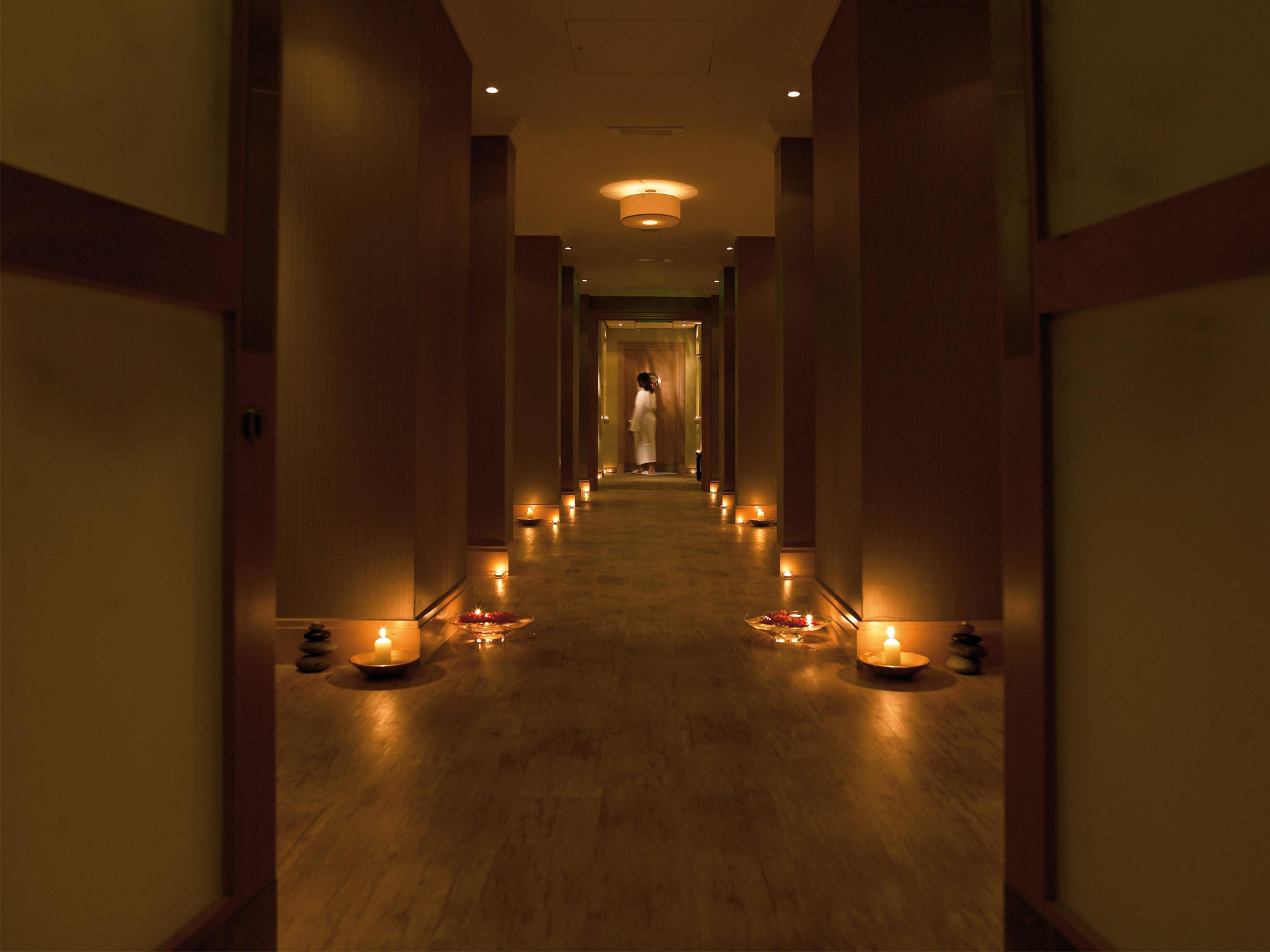 Macdonald Bath Spa Hotel Exterior foto The photo shows a dimly lit corridor lined with soft lighting. On both sides of the hallway, small candles are placed in bowls, creating a warm and inviting ambiance. At the end of the corridor, there appears to be a person standing, possibly prepari