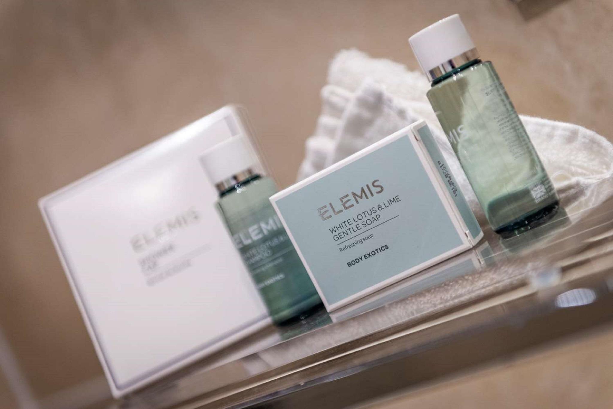 Macdonald Bath Spa Hotel Exterior foto The photo shows a collection of skincare products from the brand Elemis. There are two bottles, one larger and one smaller, both with a transparent green liquid inside. In addition, there is a rectangular box, which is likely a skincare set or treatm