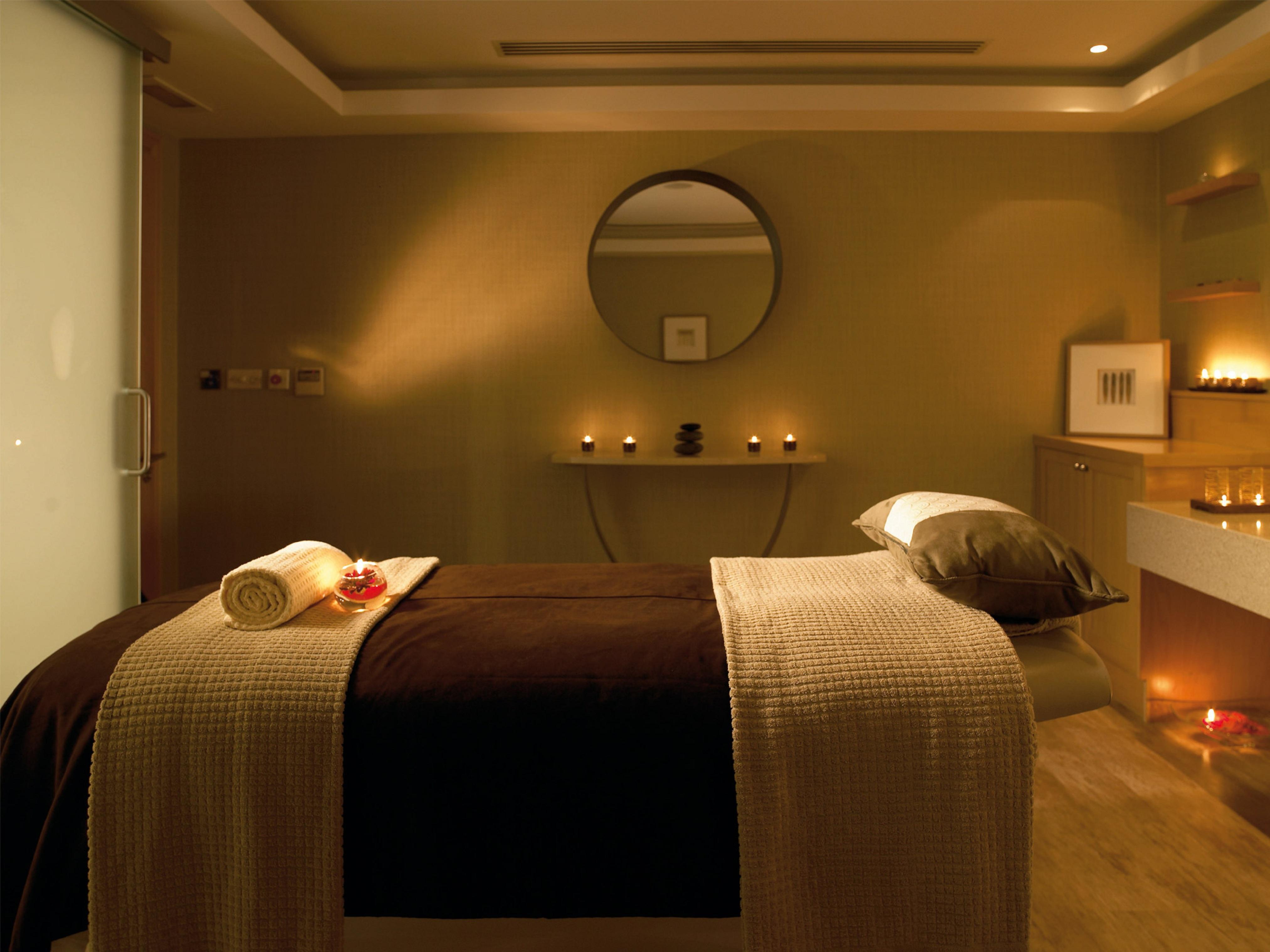 Macdonald Bath Spa Hotel Exterior foto The photo shows a serene spa room designed for relaxation and wellness. A comfortable massage table is centered in the room, covered with a soft, neutral-toned blanket. On the table, there is a rolled towel and a few decorative elements, possibly flo